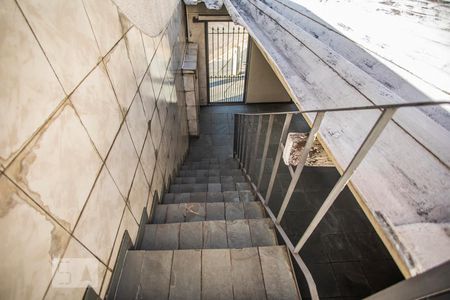 Casa à venda com 200m², 2 quartos e 2 vagas Casa à venda com 200m², 2 quartos e 2 vagasEscadas Garagem