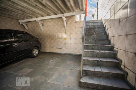 Casa à venda com 200m², 2 quartos e 2 vagas Casa à venda com 200m², 2 quartos e 2 vagasEscadas Garagem