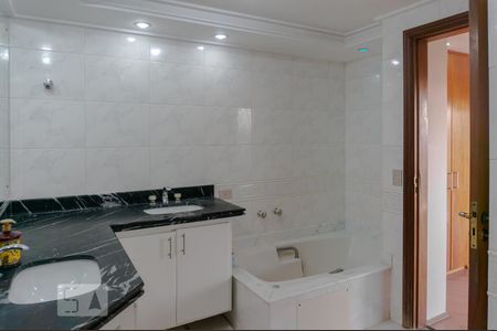 Apartamento à venda com 370m², 4 quartos e 4 vagas Apartamento à venda com 370m², 4 quartos e 4 vagasBanheiro da Suíte 1