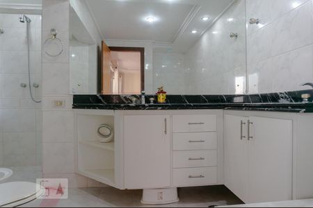 Apartamento à venda com 370m², 4 quartos e 4 vagas Apartamento à venda com 370m², 4 quartos e 4 vagasBanheiro da Suíte 1