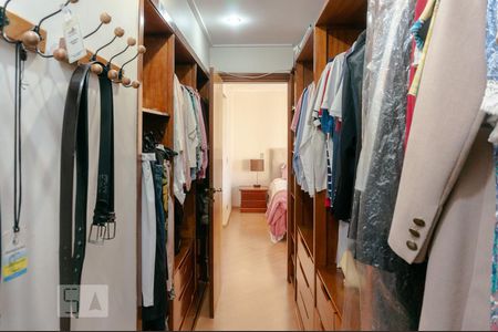 Apartamento à venda com 370m², 4 quartos e 4 vagas Apartamento à venda com 370m², 4 quartos e 4 vagasCloset da Suíte 1