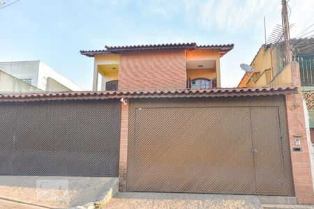 Casa para alugar com 150m², 3 quartos e 2 vagas Casa para alugar com 150m², 3 quartos e 2 vagasFachada