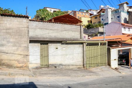 Casa à venda com 140m², 3 quartos e 15 vagas Casa à venda com 140m², 3 quartos e 15 vagasFachada