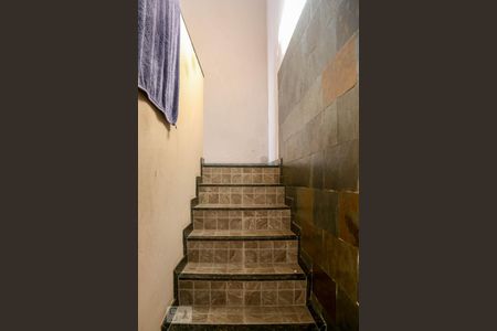 Casa à venda com 140m², 3 quartos e 15 vagas Casa à venda com 140m², 3 quartos e 15 vagasEscada