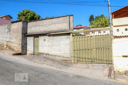 Casa à venda com 140m², 3 quartos e 15 vagas Casa à venda com 140m², 3 quartos e 15 vagasFachada