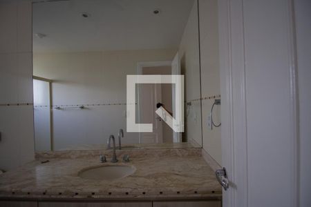 Apartamento à venda com 360m², 4 quartos e 2 vagas Apartamento à venda com 360m², 4 quartos e 2 vagasBanheiro da Suíte 1