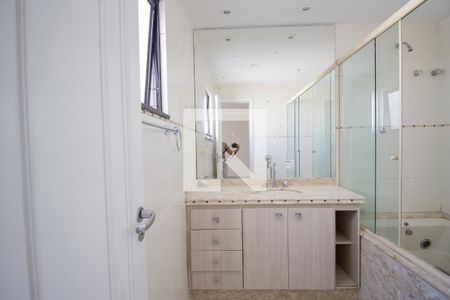 Apartamento à venda com 360m², 4 quartos e 2 vagas Apartamento à venda com 360m², 4 quartos e 2 vagasBanheiro da Suíte 3