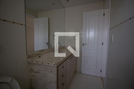 Apartamento à venda com 360m², 4 quartos e 2 vagas Apartamento à venda com 360m², 4 quartos e 2 vagasBanheiro da Suíte 1