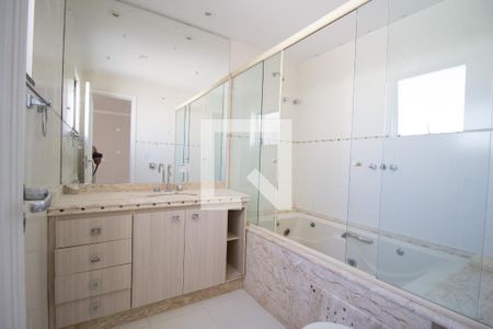 Apartamento à venda com 360m², 4 quartos e 2 vagas Apartamento à venda com 360m², 4 quartos e 2 vagasBanheiro da Suíte 3