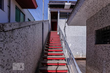 Casa para alugar com 520m², 4 quartos e 3 vagas Casa para alugar com 520m², 4 quartos e 3 vagasEscada Edícula