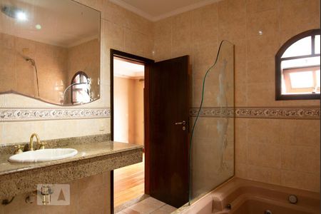 Casa à venda com 240m², 5 quartos e 2 vagas Casa à venda com 240m², 5 quartos e 2 vagasBanheiro da Suíte 1
