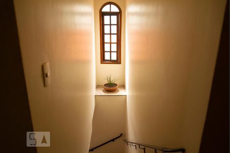 Casa à venda com 240m², 5 quartos e 2 vagas Casa à venda com 240m², 5 quartos e 2 vagasEscada