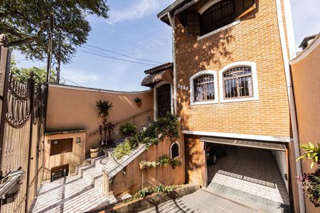 Casa para alugar com 211m², 3 quartos e 5 vagas Casa para alugar com 211m², 3 quartos e 5 vagasFachada
