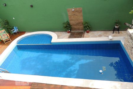 Casa à venda com 240m², 3 quartos e sem vagaPiscina