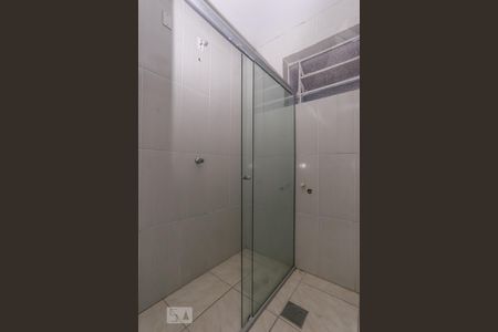 Banheiro de kitnet/studio para alugar com 1 quarto, 28m² em Floresta, Porto Alegre