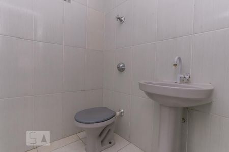 Banheiro de kitnet/studio para alugar com 1 quarto, 28m² em Floresta, Porto Alegre