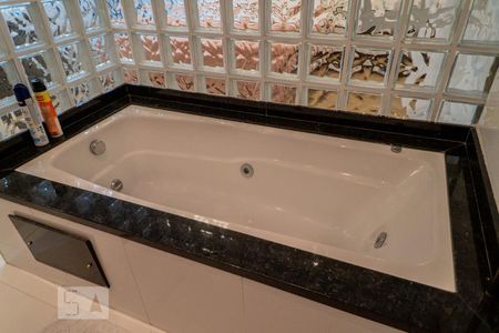 Casa à venda com 216m², 3 quartos e 2 vagas Casa à venda com 216m², 3 quartos e 2 vagasBanheiro da Suíte