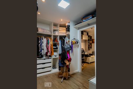 Casa à venda com 216m², 3 quartos e 2 vagas Casa à venda com 216m², 3 quartos e 2 vagasSuite - Closet