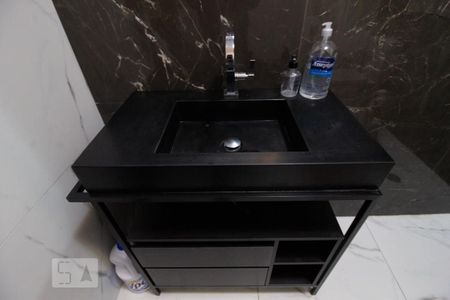 Casa à venda com 300m², 3 quartos e 4 vagas Casa à venda com 300m², 3 quartos e 4 vagasDetalhe banheiro