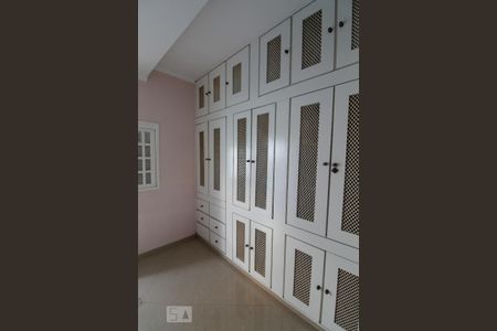 Casa à venda com 302m², 4 quartos e 2 vagas Casa à venda com 302m², 4 quartos e 2 vagasCloset da suíte 4