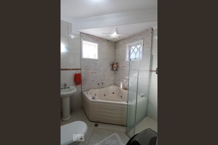 Casa à venda com 302m², 4 quartos e 2 vagas Casa à venda com 302m², 4 quartos e 2 vagasBanheiro da Suíte 1