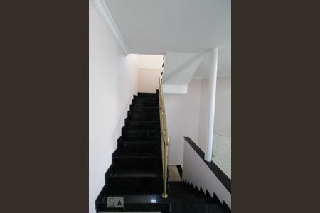 Casa à venda com 302m², 4 quartos e 2 vagas Casa à venda com 302m², 4 quartos e 2 vagasEscada