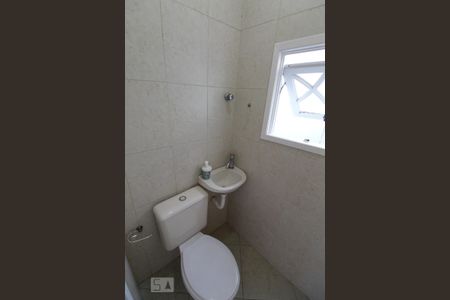 Casa à venda com 302m², 4 quartos e 2 vagas Casa à venda com 302m², 4 quartos e 2 vagasBanheiro de Serviço