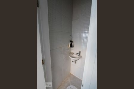 Casa à venda com 302m², 4 quartos e 2 vagas Casa à venda com 302m², 4 quartos e 2 vagasBanheiro da Piscina