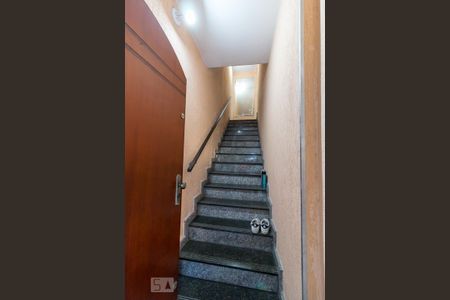 Casa para alugar com 385m², 3 quartos e 5 vagasGaragem - escadas para cozinha