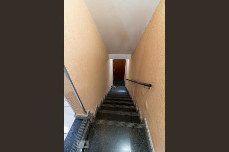 Casa para alugar com 385m², 3 quartos e 5 vagasCozinha - escadas para garagem