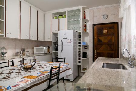 Casa à venda com 284m², 4 quartos e 4 vagas Casa à venda com 284m², 4 quartos e 4 vagasCozinha