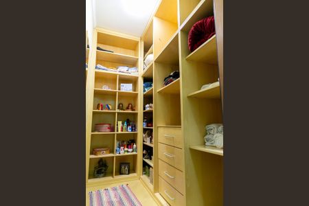 Casa à venda com 284m², 4 quartos e 4 vagas Casa à venda com 284m², 4 quartos e 4 vagasCloset suíte