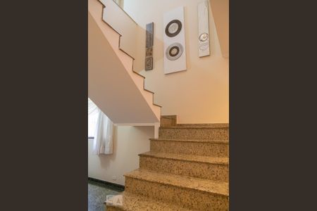 Casa à venda com 284m², 4 quartos e 4 vagas Casa à venda com 284m², 4 quartos e 4 vagasEscada acesso 2º piso