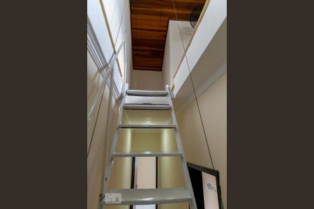 Casa à venda com 284m², 4 quartos e 4 vagas Casa à venda com 284m², 4 quartos e 4 vagasEscada acesso 3` piso