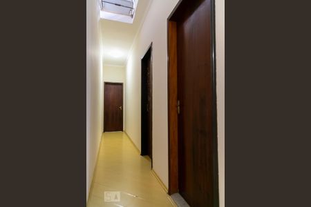 Casa à venda com 284m², 4 quartos e 4 vagas Casa à venda com 284m², 4 quartos e 4 vagasCorredor dormitórios