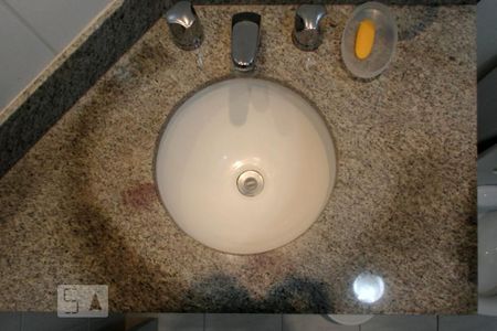 Apartamento para alugar com 145m², 3 quartos e 3 vagasBanheiro da suíte 3 - pia