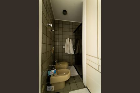 Casa de condomínio à venda com 540m², 5 quartos e 4 vagas Casa de condomínio à venda com 540m², 5 quartos e 4 vagasBanheiro da Suíte 1