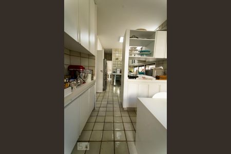 Casa de condomínio à venda com 540m², 5 quartos e 4 vagas Casa de condomínio à venda com 540m², 5 quartos e 4 vagasCozinha