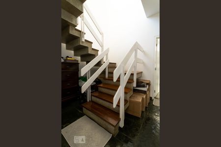 Casa de condomínio à venda com 540m², 5 quartos e 4 vagas Casa de condomínio à venda com 540m², 5 quartos e 4 vagasEscada