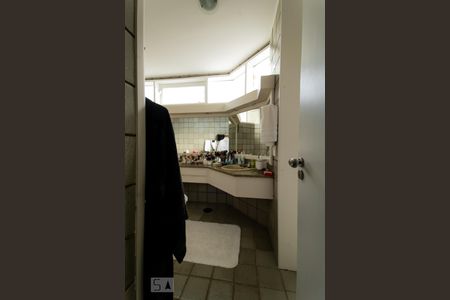 Casa de condomínio à venda com 540m², 5 quartos e 4 vagas Casa de condomínio à venda com 540m², 5 quartos e 4 vagasBanheiro da Suíte 1