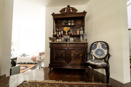 Casa de condomínio à venda com 540m², 5 quartos e 4 vagas Casa de condomínio à venda com 540m², 5 quartos e 4 vagasSala