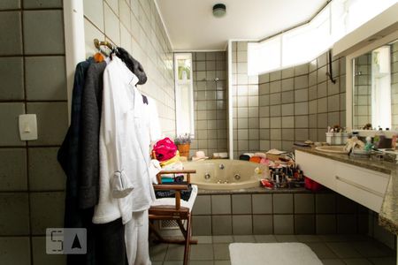 Casa de condomínio à venda com 540m², 5 quartos e 4 vagas Casa de condomínio à venda com 540m², 5 quartos e 4 vagasBanheiro da Suíte 1