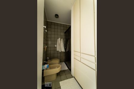 Casa de condomínio à venda com 540m², 5 quartos e 4 vagas Casa de condomínio à venda com 540m², 5 quartos e 4 vagasBanheiro da Suíte 1