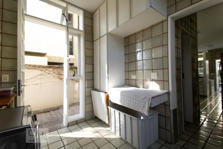 Casa de condomínio à venda com 540m², 5 quartos e 4 vagas Casa de condomínio à venda com 540m², 5 quartos e 4 vagasÁrea de Serviço