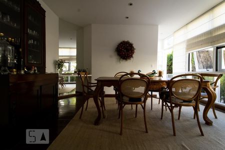 Casa de condomínio à venda com 540m², 5 quartos e 4 vagas Casa de condomínio à venda com 540m², 5 quartos e 4 vagasSala de Jantar