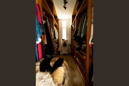 Casa de condomínio à venda com 540m², 5 quartos e 4 vagas Casa de condomínio à venda com 540m², 5 quartos e 4 vagasCloset 2 da Suíte 1