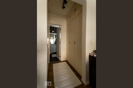 Casa de condomínio à venda com 540m², 5 quartos e 4 vagas Casa de condomínio à venda com 540m², 5 quartos e 4 vagasCloset da Suíte 3