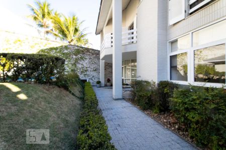 Casa de condomínio à venda com 540m², 5 quartos e 4 vagas Casa de condomínio à venda com 540m², 5 quartos e 4 vagasÁrea Externa