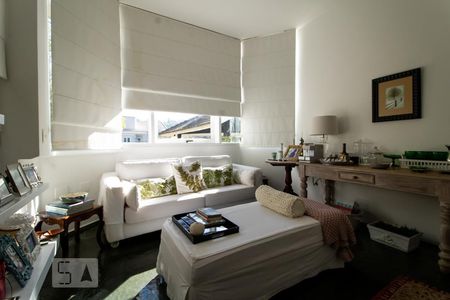 Casa de condomínio à venda com 540m², 5 quartos e 4 vagas Casa de condomínio à venda com 540m², 5 quartos e 4 vagasSala