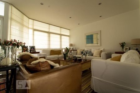 Casa de condomínio à venda com 540m², 5 quartos e 4 vagas Casa de condomínio à venda com 540m², 5 quartos e 4 vagasSala